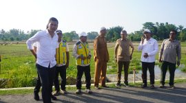 Sekda Aceh M. Nasir meninjau pelaksanaan rehabilitasi lahan sawah di Desa Matang Seupeng, Simpang Ulim, Aceh Timur, Senin 6/7/2026. 