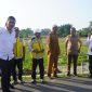 Sekda Aceh M. Nasir meninjau pelaksanaan rehabilitasi lahan sawah di Desa Matang Seupeng, Simpang Ulim, Aceh Timur, Senin 6/7/2026. 