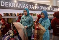 Ketua Dekranasda Aceh Marlina Muzakir meninjau Stand Dekranasda Aceh pada Pameran Kriya dan Wastra Dekranasda se-Indonesia dalam rangkaian HUT Dekranas ke-46 di Trans Studio Mall, Makassar, Kamis 9/7/2026. 