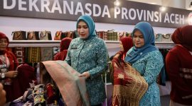 Ketua Dekranasda Aceh Marlina Muzakir meninjau Stand Dekranasda Aceh pada Pameran Kriya dan Wastra Dekranasda se-Indonesia dalam rangkaian HUT Dekranas ke-46 di Trans Studio Mall, Makassar, Kamis 9/7/2026. 