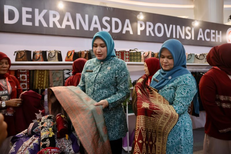 Ketua Dekranasda Aceh Marlina Muzakir meninjau Stand Dekranasda Aceh pada Pameran Kriya dan Wastra Dekranasda se-Indonesia dalam rangkaian HUT Dekranas ke-46 di Trans Studio Mall, Makassar, Kamis 9/7/2026. 