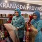 Ketua Dekranasda Aceh Marlina Muzakir meninjau Stand Dekranasda Aceh pada Pameran Kriya dan Wastra Dekranasda se-Indonesia dalam rangkaian HUT Dekranas ke-46 di Trans Studio Mall, Makassar, Kamis 9/7/2026. 