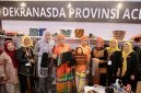 Ketua Harian Dewan Kerajinan Nasional Ny. Tri Tito Karnavian bersama Wakil Ketua II Ny. Sri Bahlil mengunjungi Stand Dekranasda Aceh pada Pameran Kriya dan Wastra dalam rangka HUT ke-46 Dekranas di Trans Studio Mall Makassar, Jumat 10/7/2026.
