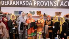 Ketua Harian Dewan Kerajinan Nasional Ny. Tri Tito Karnavian bersama Wakil Ketua II Ny. Sri Bahlil mengunjungi Stand Dekranasda Aceh pada Pameran Kriya dan Wastra dalam rangka HUT ke-46 Dekranas di Trans Studio Mall Makassar, Jumat 10/7/2026.