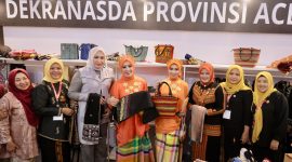 Ketua Harian Dewan Kerajinan Nasional Ny. Tri Tito Karnavian bersama Wakil Ketua II Ny. Sri Bahlil mengunjungi Stand Dekranasda Aceh pada Pameran Kriya dan Wastra dalam rangka HUT ke-46 Dekranas di Trans Studio Mall Makassar, Jumat 10/7/2026.