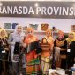 Ketua Harian Dewan Kerajinan Nasional Ny. Tri Tito Karnavian bersama Wakil Ketua II Ny. Sri Bahlil mengunjungi Stand Dekranasda Aceh pada Pameran Kriya dan Wastra dalam rangka HUT ke-46 Dekranas di Trans Studio Mall Makassar, Jumat 10/7/2026.