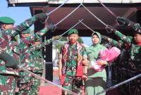 Letkol Inf Raden Herman Sasmita bersama Ketua Persit Kartika Chandra Kirana Cabang XXII Kodim 0106/Aceh Tengah, Ny. Gustin Raden Herman Sasmita, melintasi gerbang kehormatan Pedang Pora saat prosesi pelepasan di Makodim 0106/Aceh Tengah, diiringi penghormatan prajurit, Kamis (23/7/2026).(Dok:Ist)