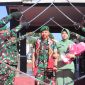 Letkol Inf Raden Herman Sasmita bersama Ketua Persit Kartika Chandra Kirana Cabang XXII Kodim 0106/Aceh Tengah, Ny. Gustin Raden Herman Sasmita, melintasi gerbang kehormatan Pedang Pora saat prosesi pelepasan di Makodim 0106/Aceh Tengah, diiringi penghormatan prajurit, Kamis (23/7/2026).(Dok:Ist)