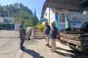 Serka Ruliadi saat berdialog dengan warga Desa Mendale, Kecamatan Kebayakan, Aceh Tengah, dalam kegiatan komunikasi sosial guna memperkuat hubungan dan memantau kondisi wilayah binaan, Kamis (23/07/2026).(Dok:Ist)