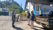 Serka Ruliadi saat berdialog dengan warga Desa Mendale, Kecamatan Kebayakan, Aceh Tengah, dalam kegiatan komunikasi sosial guna memperkuat hubungan dan memantau kondisi wilayah binaan, Kamis (23/07/2026).(Dok:Ist)