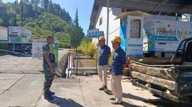 Serka Ruliadi saat berdialog dengan warga Desa Mendale, Kecamatan Kebayakan, Aceh Tengah, dalam kegiatan komunikasi sosial guna memperkuat hubungan dan memantau kondisi wilayah binaan, Kamis (23/07/2026).(Dok:Ist)