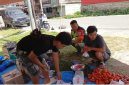 Babinsa Koramil 05/Linge, Serka Adang Sukmana, saat berdialog dengan pedagang di Pekan Jumat Desa Kute Baru,  mengajak pedagang menjaga kebersihan dan menata lapak agar tidak mengganggu arus lalu lintas, Jumat (24/07/2026).(Dok:Pendim 0106/Aceh Tengah)