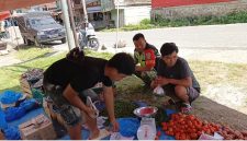 Babinsa Koramil 05/Linge, Serka Adang Sukmana, saat berdialog dengan pedagang di Pekan Jumat Desa Kute Baru,  mengajak pedagang menjaga kebersihan dan menata lapak agar tidak mengganggu arus lalu lintas, Jumat (24/07/2026).(Dok:Pendim 0106/Aceh Tengah)