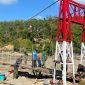 Personel TNI bersama warga melanjutkan pengerjaan Jembatan Perintis Garuda Tahap III di Desa Reje Payung, Kecamatan Linge, Aceh Tengah, Jumat (24/7/2026). Progres pembangunan saat ini telah mencapai 80,58 persen. (Dok. Pendim 0106/Aceh Tengah)