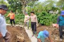 Kapolsek Bandar IPTU Dede Moerdani, S.H., bersama unsur Forkopimcam dan masyarakat saat proses pemasangan gorong-gorong dalam kegiatan gotong royong massal di Desa Blang Jorong, Kecamatan Bandar, Kabupaten Bener Meriah, Jumat (24/7/2026).(Dok:Ist)