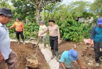 Kapolsek Bandar IPTU Dede Moerdani, S.H., bersama unsur Forkopimcam dan masyarakat saat proses pemasangan gorong-gorong dalam kegiatan gotong royong massal di Desa Blang Jorong, Kecamatan Bandar, Kabupaten Bener Meriah, Jumat (24/7/2026).(Dok:Ist)