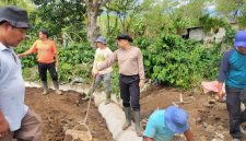 Kapolsek Bandar IPTU Dede Moerdani, S.H., bersama unsur Forkopimcam dan masyarakat saat proses pemasangan gorong-gorong dalam kegiatan gotong royong massal di Desa Blang Jorong, Kecamatan Bandar, Kabupaten Bener Meriah, Jumat (24/7/2026).(Dok:Ist)