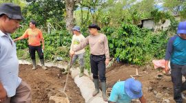 Kapolsek Bandar IPTU Dede Moerdani, S.H., bersama unsur Forkopimcam dan masyarakat saat proses pemasangan gorong-gorong dalam kegiatan gotong royong massal di Desa Blang Jorong, Kecamatan Bandar, Kabupaten Bener Meriah, Jumat (24/7/2026).(Dok:Ist)