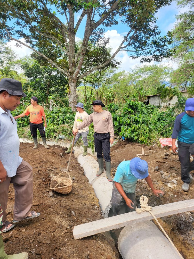 Kapolsek Bandar IPTU Dede Moerdani, S.H., bersama unsur Forkopimcam dan masyarakat saat proses pemasangan gorong-gorong dalam kegiatan gotong royong massal di Desa Blang Jorong, Kecamatan Bandar, Kabupaten Bener Meriah, Jumat (24/7/2026).(Dok:Ist)