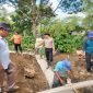 Kapolsek Bandar IPTU Dede Moerdani, S.H., bersama unsur Forkopimcam dan masyarakat saat proses pemasangan gorong-gorong dalam kegiatan gotong royong massal di Desa Blang Jorong, Kecamatan Bandar, Kabupaten Bener Meriah, Jumat (24/7/2026).(Dok:Ist)