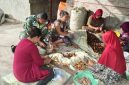 Koramil 09/Ketol Kodim 0106/Aceh Tengah Sertu Subeno membantu warga mengupas buah pinang, Sabtu (25/7/2026).(Dok: Ist)