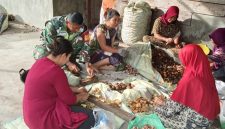 Koramil 09/Ketol Kodim 0106/Aceh Tengah Sertu Subeno membantu warga mengupas buah pinang, Sabtu (25/7/2026).(Dok: Ist)