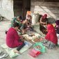 Koramil 09/Ketol Kodim 0106/Aceh Tengah Sertu Subeno membantu warga mengupas buah pinang, Sabtu (25/7/2026).(Dok: Ist)