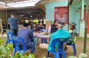 Babinsa Koramil 07/Atu Lintang Kodim 0106/Aceh Tengah, Sertu Moh. Muhni melaksanakan komunikasi sosial (Komsos) bersama warga di Desa Atu Lintang, Kecamatan Atu Lintang, Kabupaten Aceh Tengah, Sabtu (25/7/2026).(Dok:Ist)