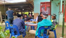 Babinsa Koramil 07/Atu Lintang Kodim 0106/Aceh Tengah, Sertu Moh. Muhni melaksanakan komunikasi sosial (Komsos) bersama warga di Desa Atu Lintang, Kecamatan Atu Lintang, Kabupaten Aceh Tengah, Sabtu (25/7/2026).(Dok:Ist)