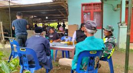 Babinsa Koramil 07/Atu Lintang Kodim 0106/Aceh Tengah, Sertu Moh. Muhni melaksanakan komunikasi sosial (Komsos) bersama warga di Desa Atu Lintang, Kecamatan Atu Lintang, Kabupaten Aceh Tengah, Sabtu (25/7/2026).(Dok:Ist)