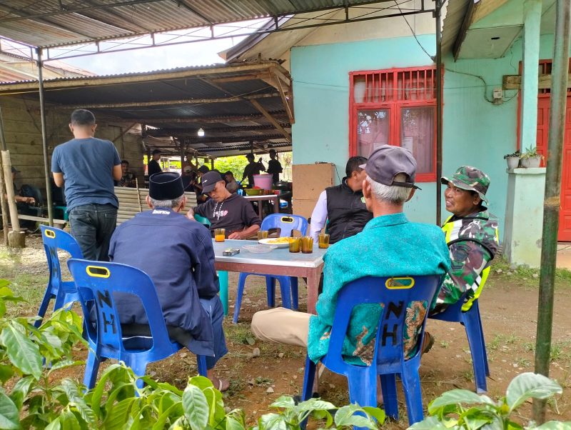 Babinsa Koramil 07/Atu Lintang Kodim 0106/Aceh Tengah, Sertu Moh. Muhni melaksanakan komunikasi sosial (Komsos) bersama warga di Desa Atu Lintang, Kecamatan Atu Lintang, Kabupaten Aceh Tengah, Sabtu (25/7/2026).(Dok:Ist)