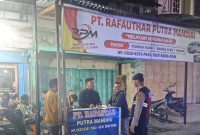 Kanit Samapta Polsek Bandar saat melaksanakan patroli humanis dan menyampaikan pesan kamtibmas kepada masyarakat di salah satu lokasi usaha di Kecamatan Bandar, (25/7/2026) malam.(Dok:Ist)