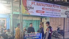Kanit Samapta Polsek Bandar saat melaksanakan patroli humanis dan menyampaikan pesan kamtibmas kepada masyarakat di salah satu lokasi usaha di Kecamatan Bandar, (25/7/2026) malam.(Dok:Ist)