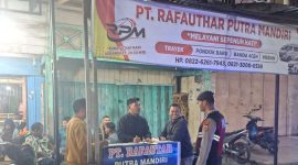 Kanit Samapta Polsek Bandar saat melaksanakan patroli humanis dan menyampaikan pesan kamtibmas kepada masyarakat di salah satu lokasi usaha di Kecamatan Bandar, (25/7/2026) malam.(Dok:Ist)