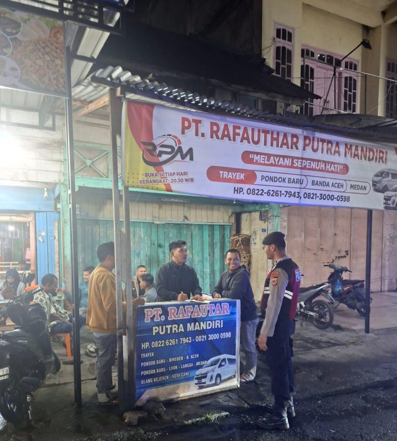 Kanit Samapta Polsek Bandar saat melaksanakan patroli humanis dan menyampaikan pesan kamtibmas kepada masyarakat di salah satu lokasi usaha di Kecamatan Bandar, (25/7/2026) malam.(Dok:Ist)