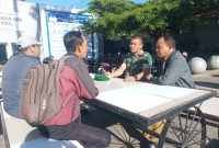 Sertu Johari, Babinsa Koramil 01/Lut Tawar, saat melaksanakan komunikasi sosial bersama tokoh masyarakat di Desa Merah Mersah, Senin (27/07/2026).(Dok:Ist)