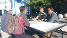 Sertu Johari, Babinsa Koramil 01/Lut Tawar, saat melaksanakan komunikasi sosial bersama tokoh masyarakat di Desa Merah Mersah, Senin (27/07/2026).(Dok:Ist)