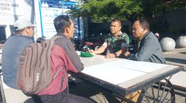 Sertu Johari, Babinsa Koramil 01/Lut Tawar, saat melaksanakan komunikasi sosial bersama tokoh masyarakat di Desa Merah Mersah, Senin (27/07/2026).(Dok:Ist)