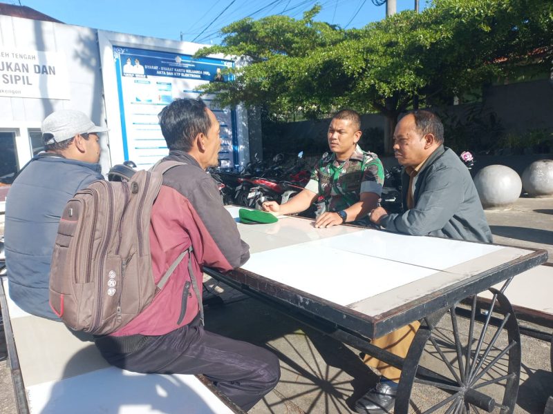 Sertu Johari, Babinsa Koramil 01/Lut Tawar, saat melaksanakan komunikasi sosial bersama tokoh masyarakat di Desa Merah Mersah, Senin (27/07/2026).(Dok:Ist)