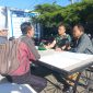 Sertu Johari, Babinsa Koramil 01/Lut Tawar, saat melaksanakan komunikasi sosial bersama tokoh masyarakat di Desa Merah Mersah, Senin (27/07/2026).(Dok:Ist)