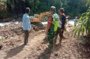Serda Riswandi, Babinsa Koramil 08/Silih Nara, saat memantau kegiatan normalisasi aliran sungai di Desa Burni Bius Baru, Senin (26/07/2026).(Dok:Ist)