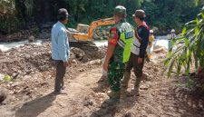 Serda Riswandi, Babinsa Koramil 08/Silih Nara, saat memantau kegiatan normalisasi aliran sungai di Desa Burni Bius Baru, Senin (26/07/2026).(Dok:Ist)