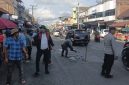 Personel Polsek Bandar mengatur arus lalu lintas saat kegiatan penambalan jalan berlubang yang dilakukan Komunitas Kaliber Pondok Baru bersama warga di Kecamatan Bandar,Senin (27/7/2026).(Dok:Ist)