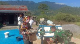 Serda Nasrudin, Babinsa Koramil 04/Bintang, ikut membantu warga dalam kegiatan penggilingan padi di Desa LB 1, Kecamatan Bintang, Aceh Tengah, Selasa (28/7/2026).foto.dok:Ist