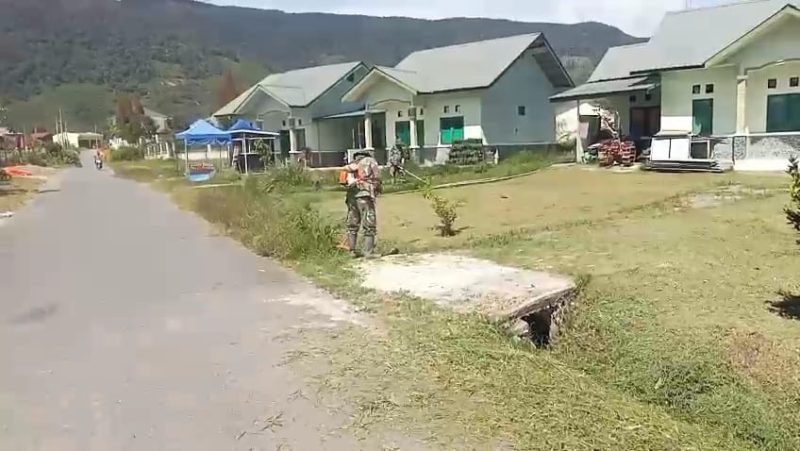 Personel Koramil 06/Jagong membersihkan lingkungan Makoramil di Desa Jeget Ayu, Kecamatan Jagong Jeget, Aceh Tengah, Rabu (29/7/2026), dalam rangka menyambut HUT RI ke-81.Foto.Dok: Ist