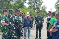 Pangdam IM Mayjen TNI Joko Hadi Susilo, S.I.P. didampingi Dandim 0106/Aceh Tengah Letkol Czi Rudy Haryanto saat meninjau lokasi sinkhole (30/7/2026).Foto.Dok:Ist
