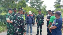 Pangdam IM Mayjen TNI Joko Hadi Susilo, S.I.P. didampingi Dandim 0106/Aceh Tengah Letkol Czi Rudy Haryanto saat meninjau lokasi sinkhole (30/7/2026).Foto.Dok:Ist