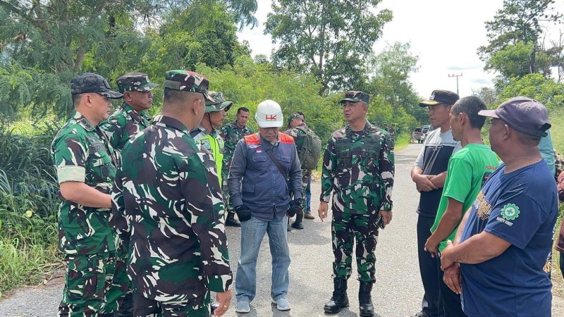 Pangdam IM Mayjen TNI Joko Hadi Susilo, S.I.P. didampingi Dandim 0106/Aceh Tengah Letkol Czi Rudy Haryanto saat meninjau lokasi sinkhole (30/7/2026).Foto.Dok:Ist