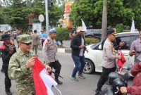 Dandim 0106/Aceh Tengah Letkol Czi Rudy Haryanto saat membagikan Bendera Merah Putih, Jumat (31/7/2026).Foto.Dok:Pendim 0106/Aceh Tengah 
