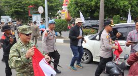 Dandim 0106/Aceh Tengah Letkol Czi Rudy Haryanto saat membagikan Bendera Merah Putih, Jumat (31/7/2026).Foto.Dok:Pendim 0106/Aceh Tengah 